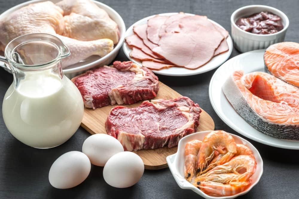 Alimenti tipici della dieta chetogenica come carne, pesce, uova e latticini, ricchi di proteine e grassi buoni